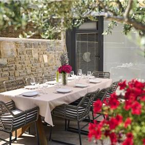 4 Bedroom Luxury Villa Retreat with Heated Infinity Pool near Buje, Sleeps 8-10